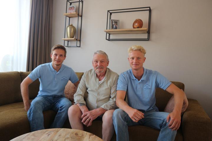 Het team van Sens met een tevreden klant — persoonlijke seniorenverhuizing in Gelderland