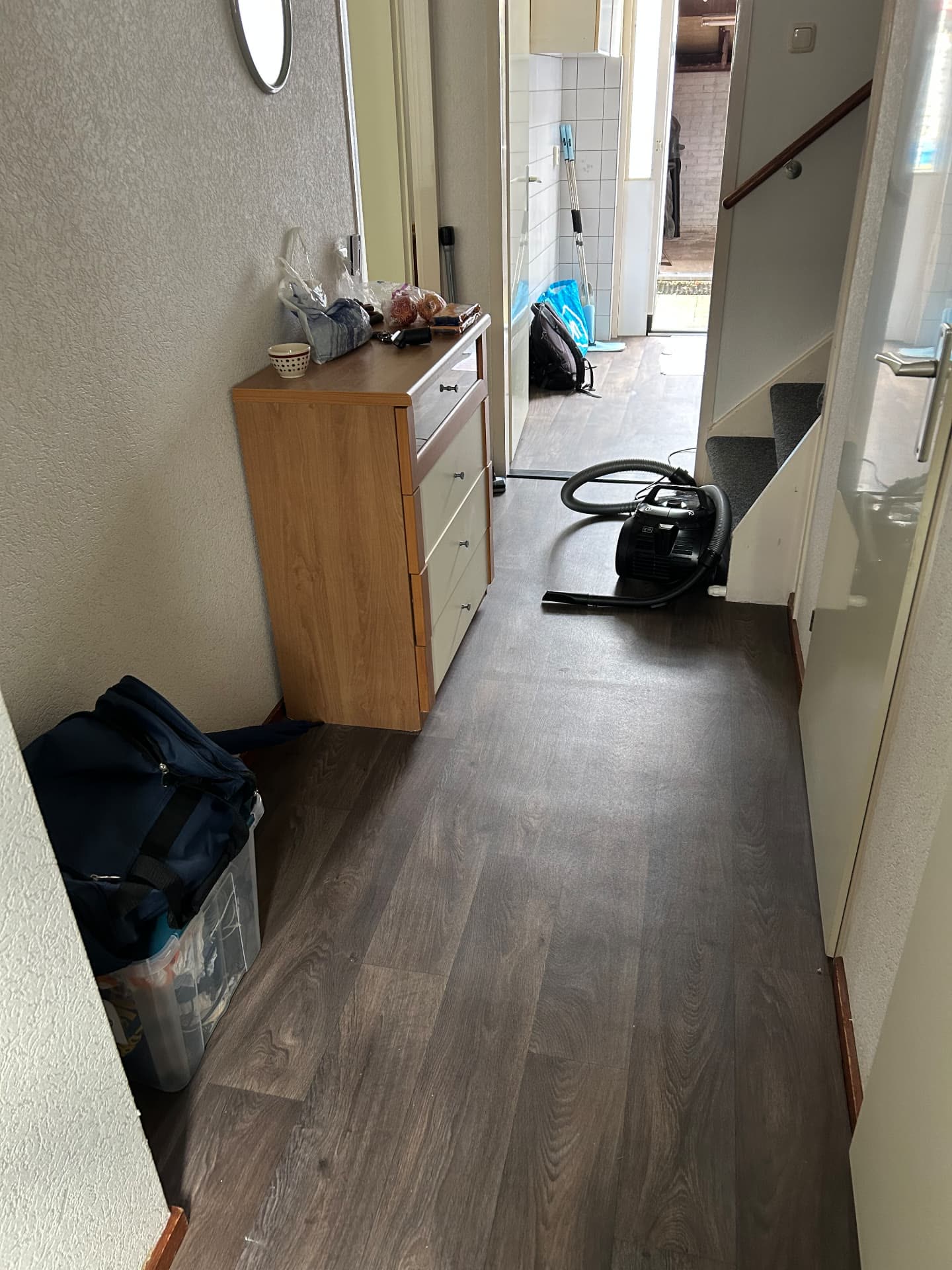 Hal met spullen en kast vóór de woningontruiming door Sens
