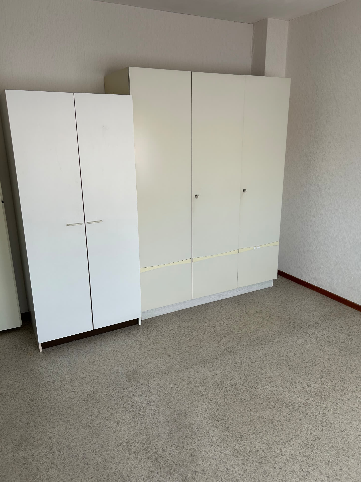 Slaapkamer met kastenwand vóór de woningontruiming door Sens